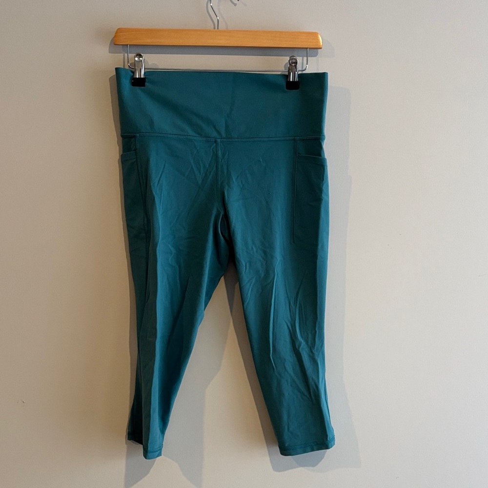 Athleta Teal salutation stash pocket capri Leggings